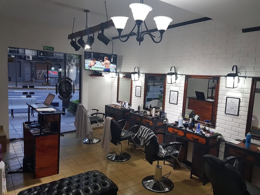Interior de la sucursal Barracas con sillones de cuero, espejos y estaciones de trabajo